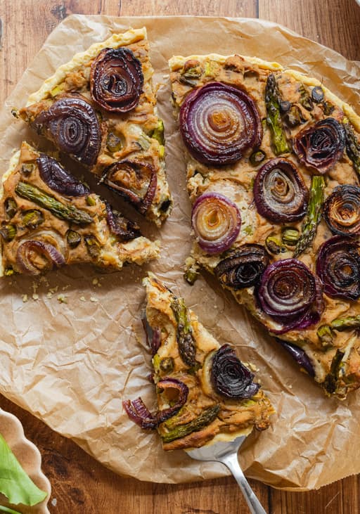Vegane Zwiebelquiche mit grünem Spargel