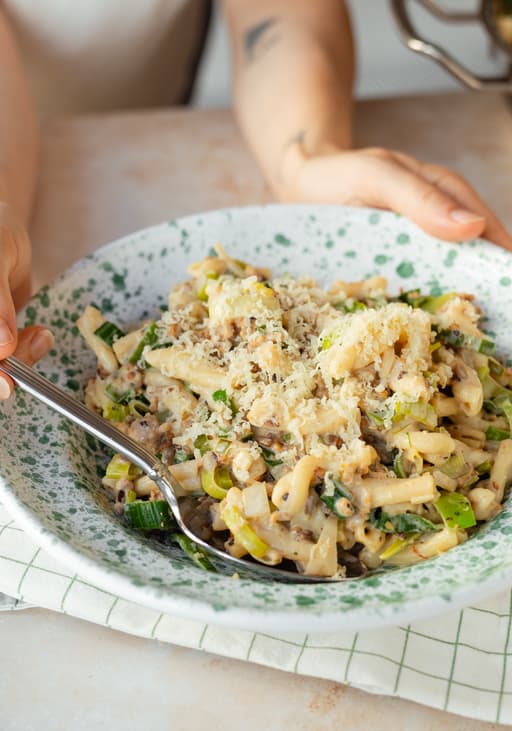 Nudeln mit veganer Käse-Lauch-Hack-Soße