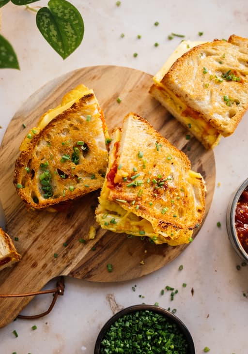 Veganes Breakfast-Grilled-Cheese mit Tomatenmarmelade