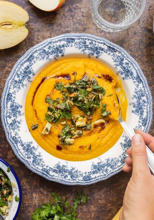 Kürbis-Linsen-Suppe mit Apfel und Kräuter-Gremolata