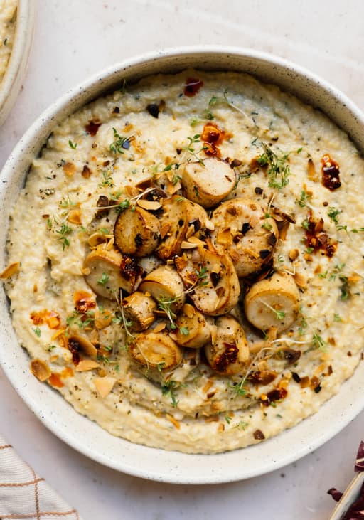 Vegane Kräuterpolenta mit Pilz-Scallops & Radicchio-Salat