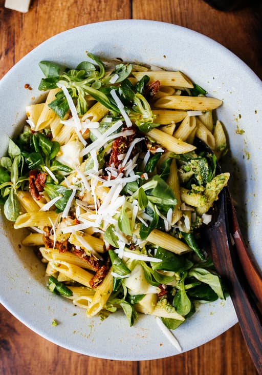 Veganer Nudelsalat mit Erbsenpesto & Honigmelone