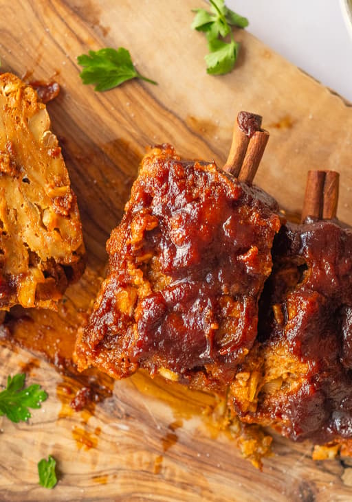 Vegane BBQ-Ribs vom Grill mit scharfem Limetten-Coleslaw