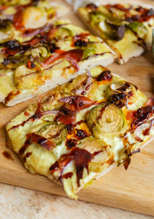 Vegane Rosenkohl-Hollandaise-Pinsa