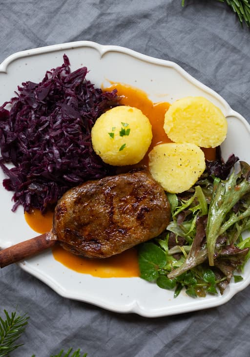 Vegane Entenkeulen mit Klößen und Rotkraut