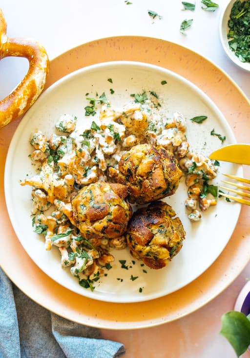Vegane Brezenknödel mit Pfifferlingsragout