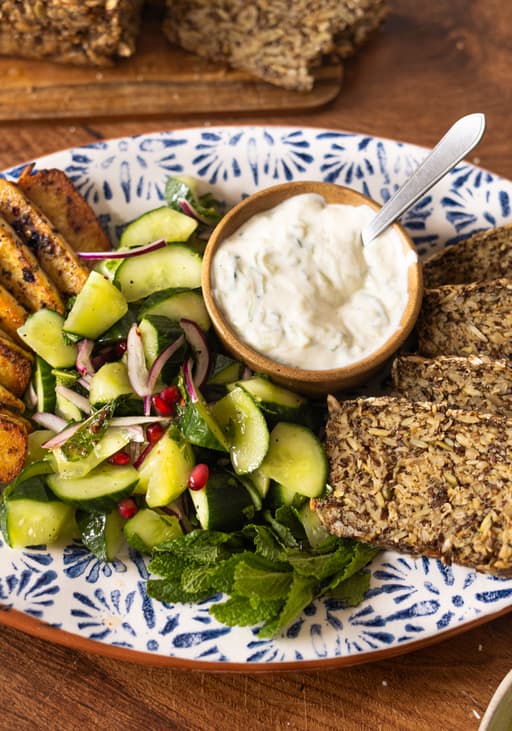 Vegane Halloumi-Brote mit Tzatziki und Gurken-Zwiebel-Minz-Salat