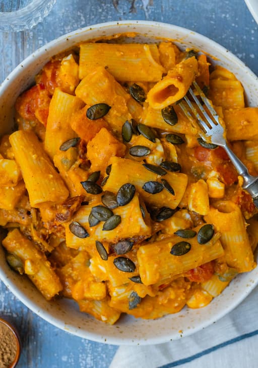 Vegane Kürbis-Pasta mit Tomate & Feta