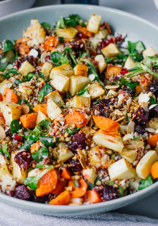 Wintersalat mit Couscous, Quinoa, Ofengemüse und Kurkuma-Dressing