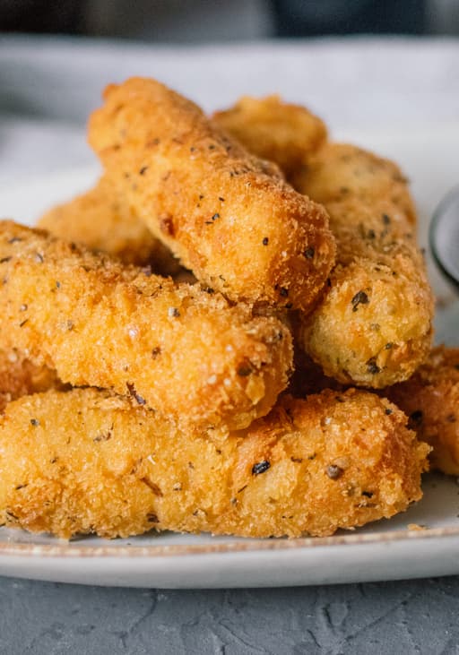 Vegane Mozzarellasticks aus Cashewkernen