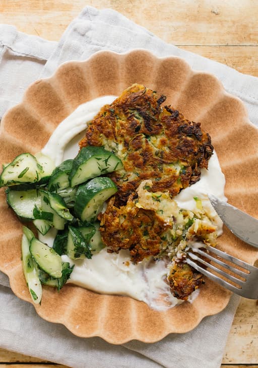 Vegane Zucchinipuffer mit Whipped Feta Dip