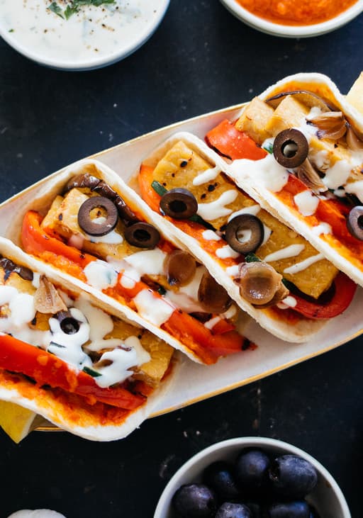 Grill-Tacos mit Tempeh & Knoblauchdip