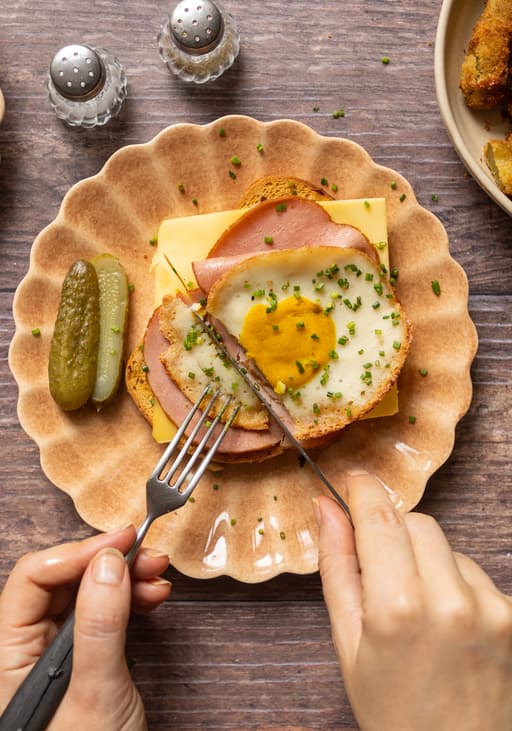 Veganer Strammer Max mit frittierten Gewürzgurken