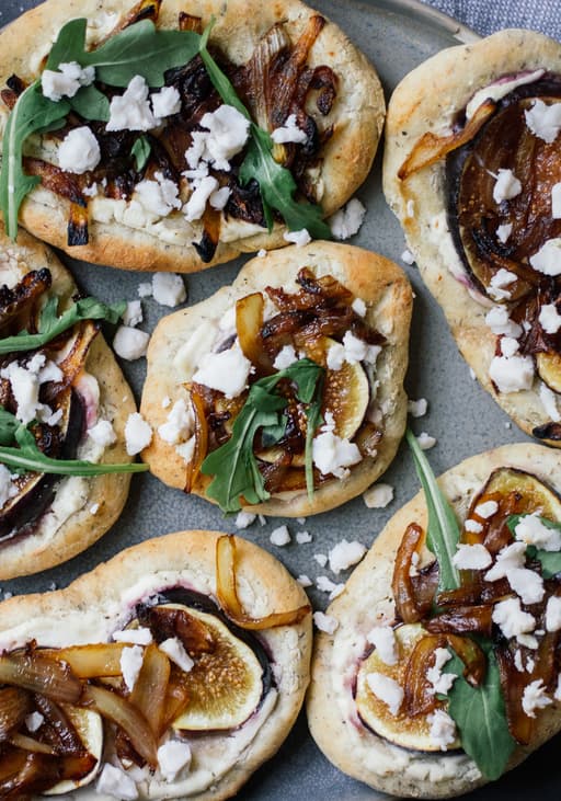 Vegane Flatbread Minipizza mit Feigen und Balsamico-Zwiebeln