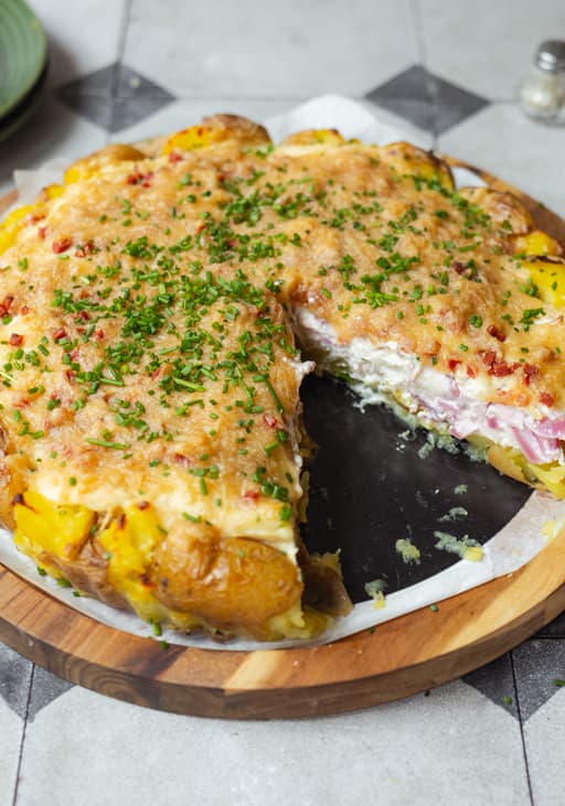 Vegane Quetschkartoffel-Tarte mit Zwiebel-Quark-Füllung (Smashed Potato Onion Tarte)