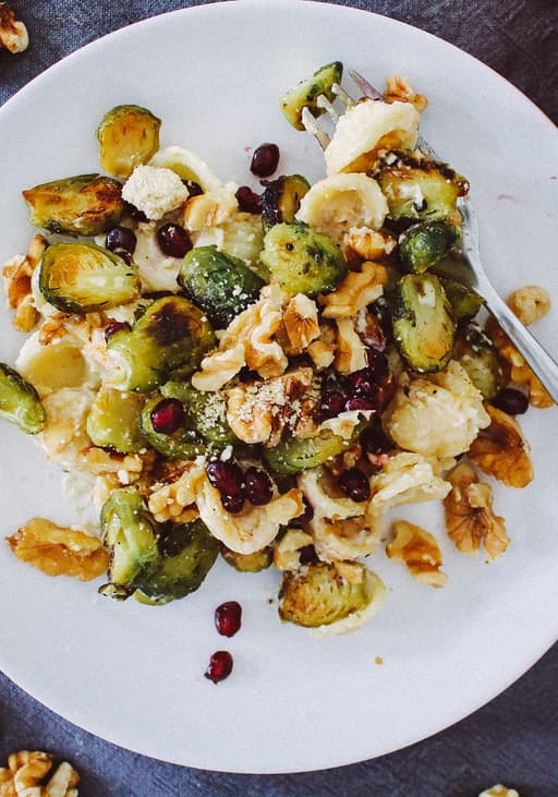 Orecchiette mit gebratenem Rosenkohl und veganer Sauce Alfredo