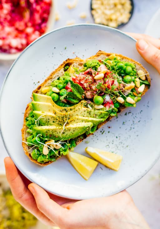 Veganes Sandwich mit Peacamole & Radieschen-Salsa