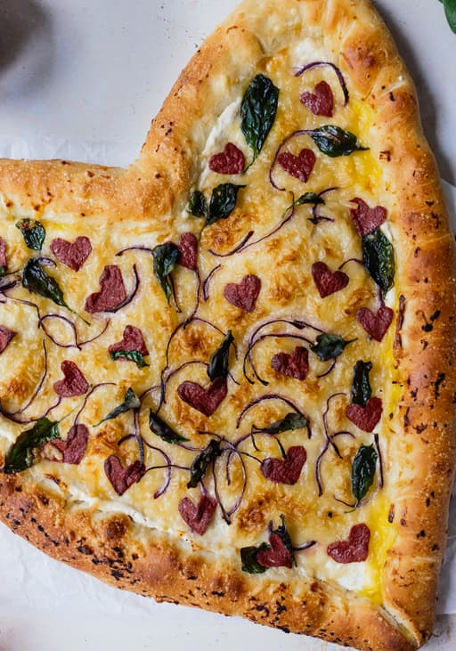 Pizza mit veganem Käserand