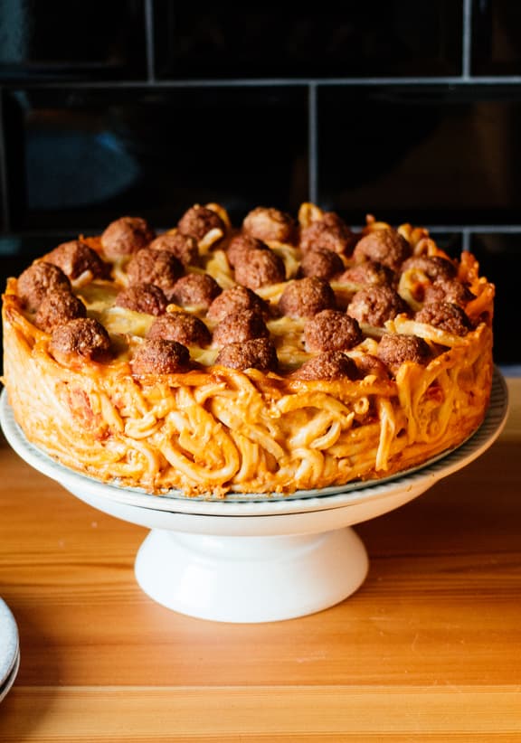 Makkaroni Pie mit veganen Hackbällchen