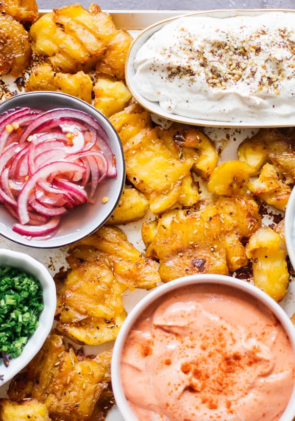 Knusprige Ofenkartoffeln mit drei veganen Dips
