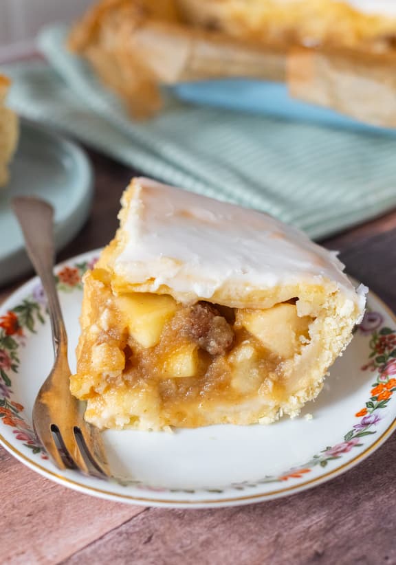 Gedeckter Apfelkuchen vom Blech