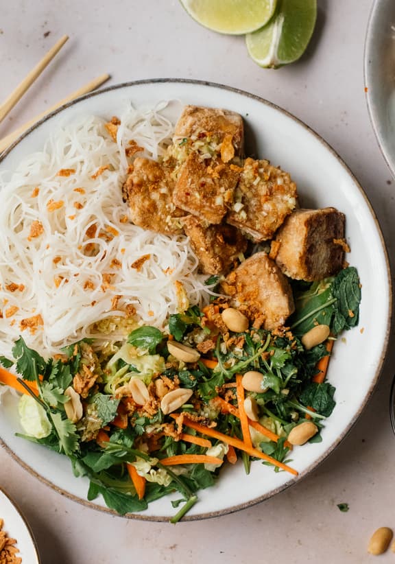 Veganer Reisnudelsalat mit gebackenem Tofu und Zitronengrasdressing