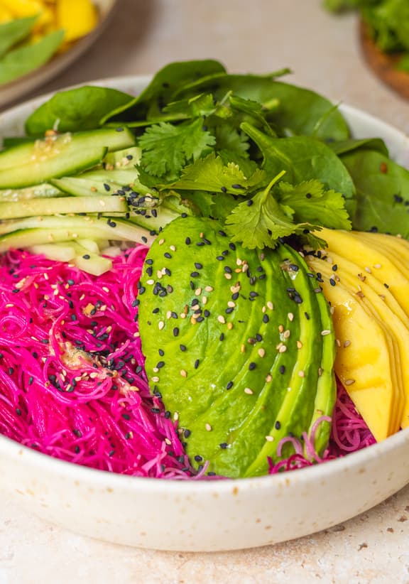 Pinker veganer Glasnudelsalat
