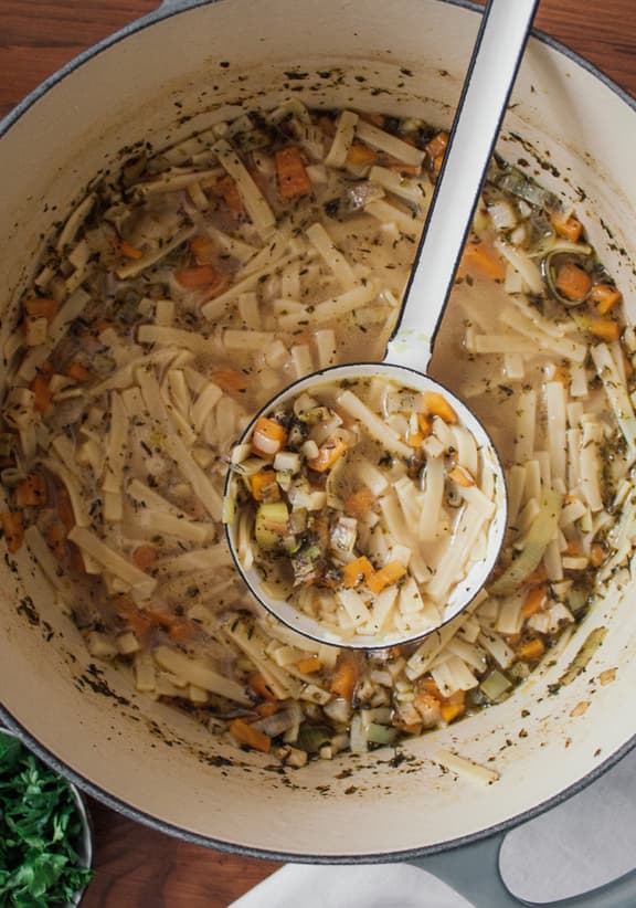 Vegane Nudelsuppe mit Gemüse