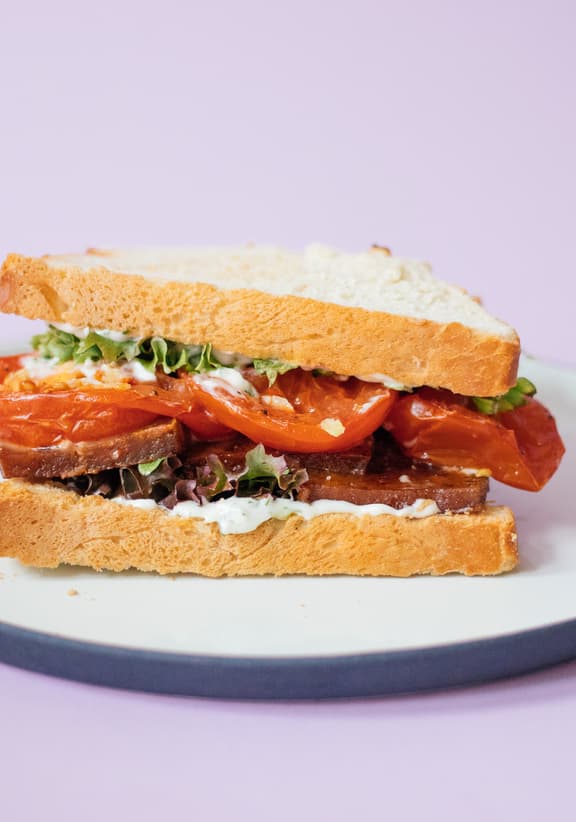 Veganes BLT Sandwich mit Ofentomaten und veganer Dill-Mayo