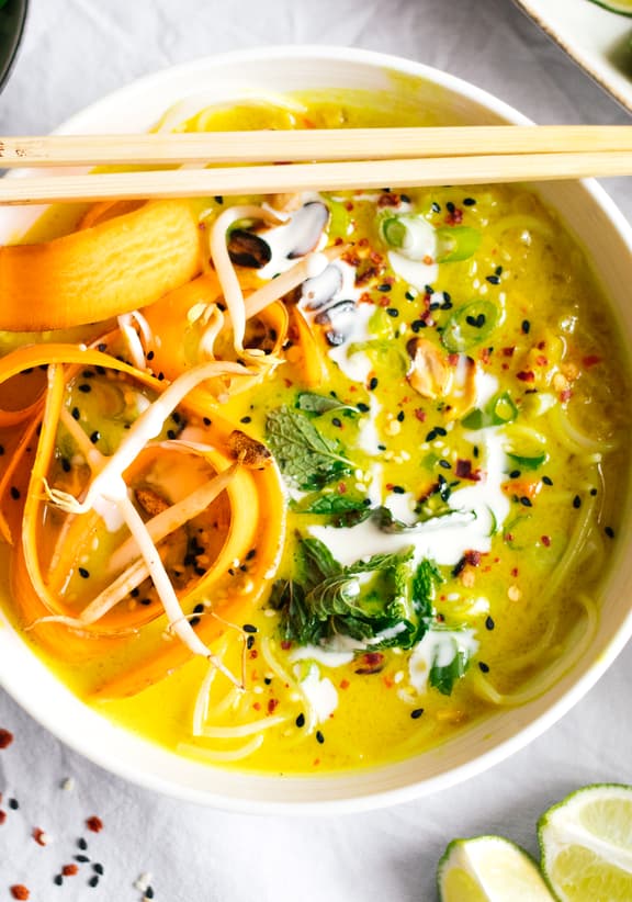 Kurkuma-Kokossuppe mit Reisnudeln