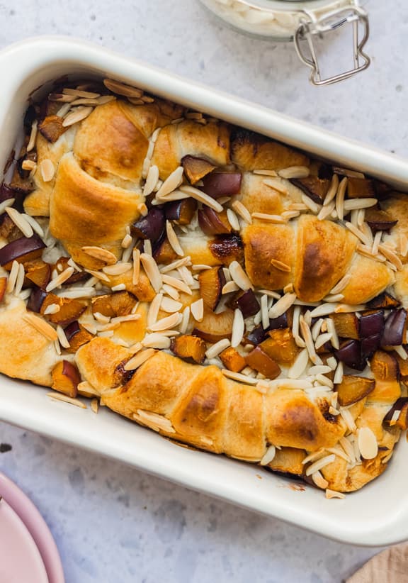 Veganer Croissant-Auflauf mit Zwetschgen