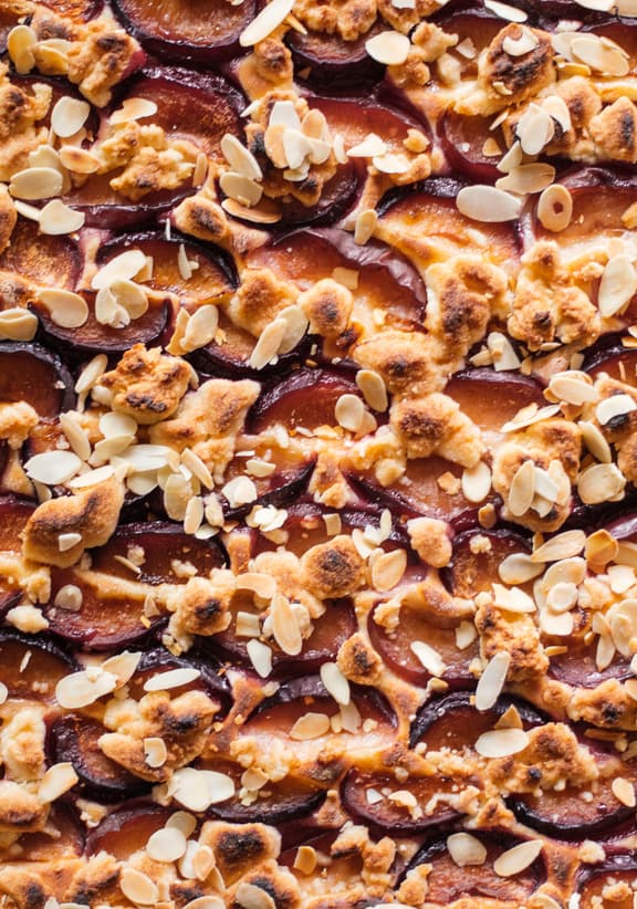 Veganer Pflaumen-Hefekuchen vom Blech mit Streuseln