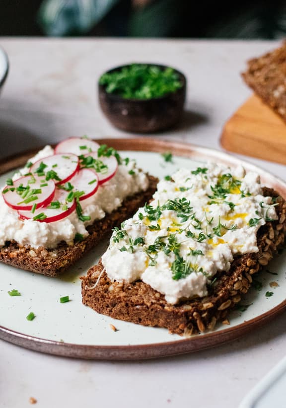 Veganer körniger Frischkäse (Hüttenkäse)