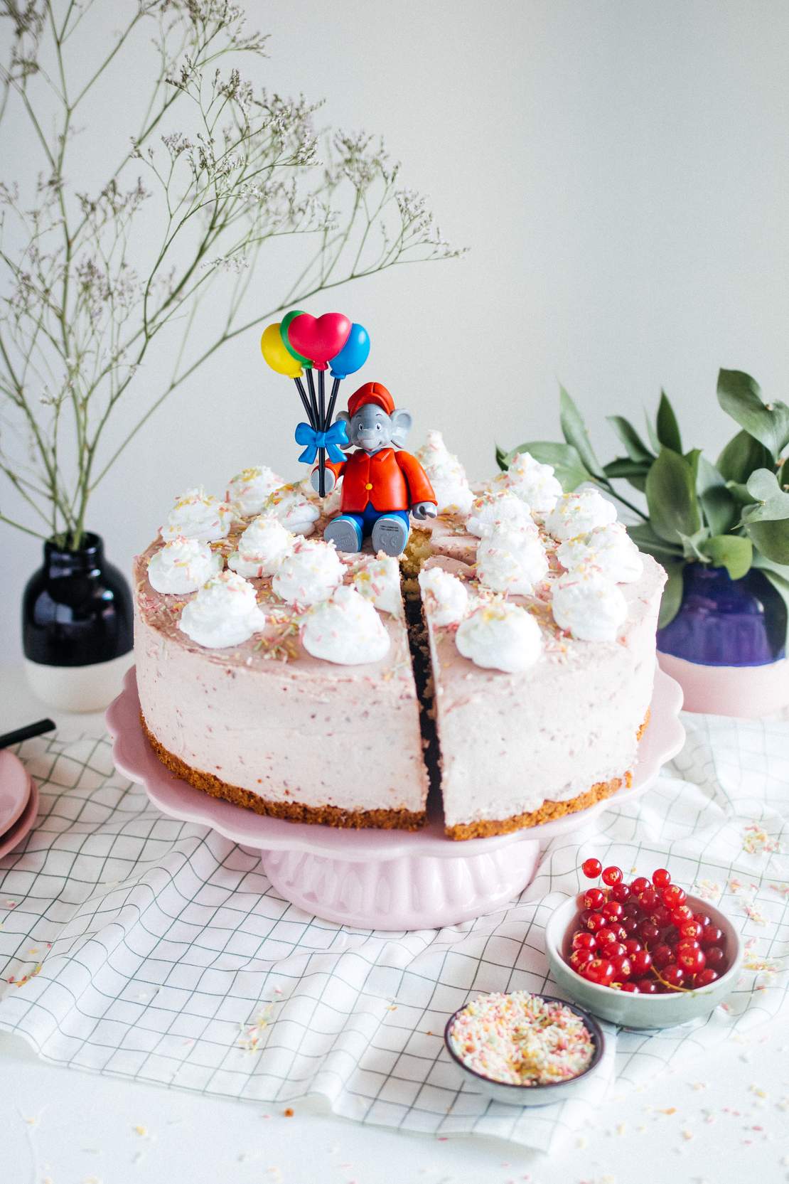 R557 Vegan Birthday Sponge Cake with Strawberry Cream