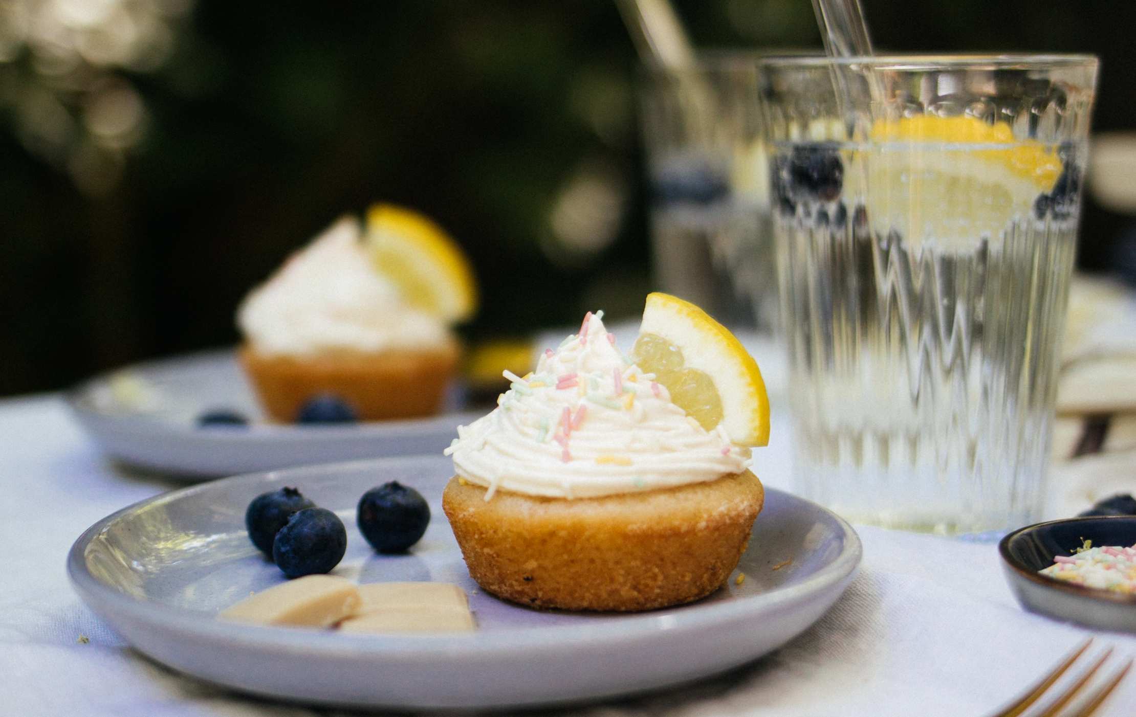 Vegane Zitronen-Cupcakes mit weißer Schokolade | Backen - Zucker&amp;Jagdwurst