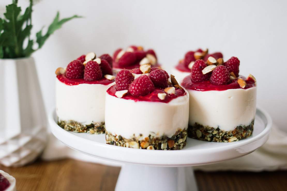 R285 Vegan No-Bake Raspberry Yogurt Cakes