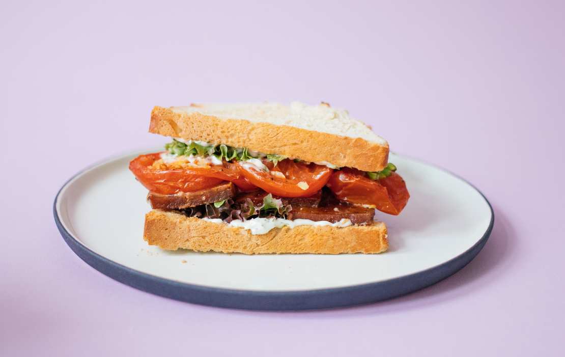 Veganes BLT Sandwich mit Ofentomaten und veganer Dill-Mayo
