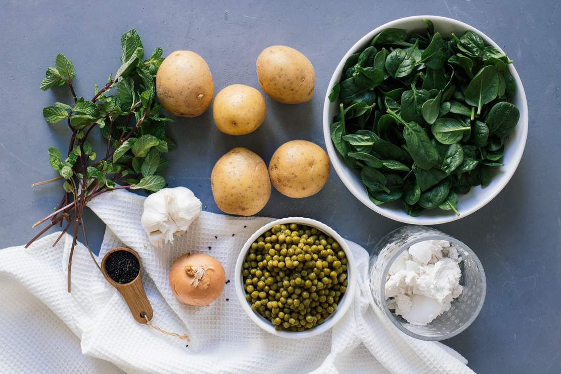 R257 Spinach soup with mint and potato topping