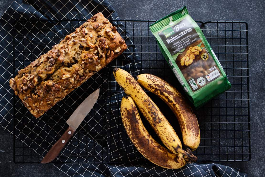 R427 Vegan, simple banana bread with walnuts & chocolate