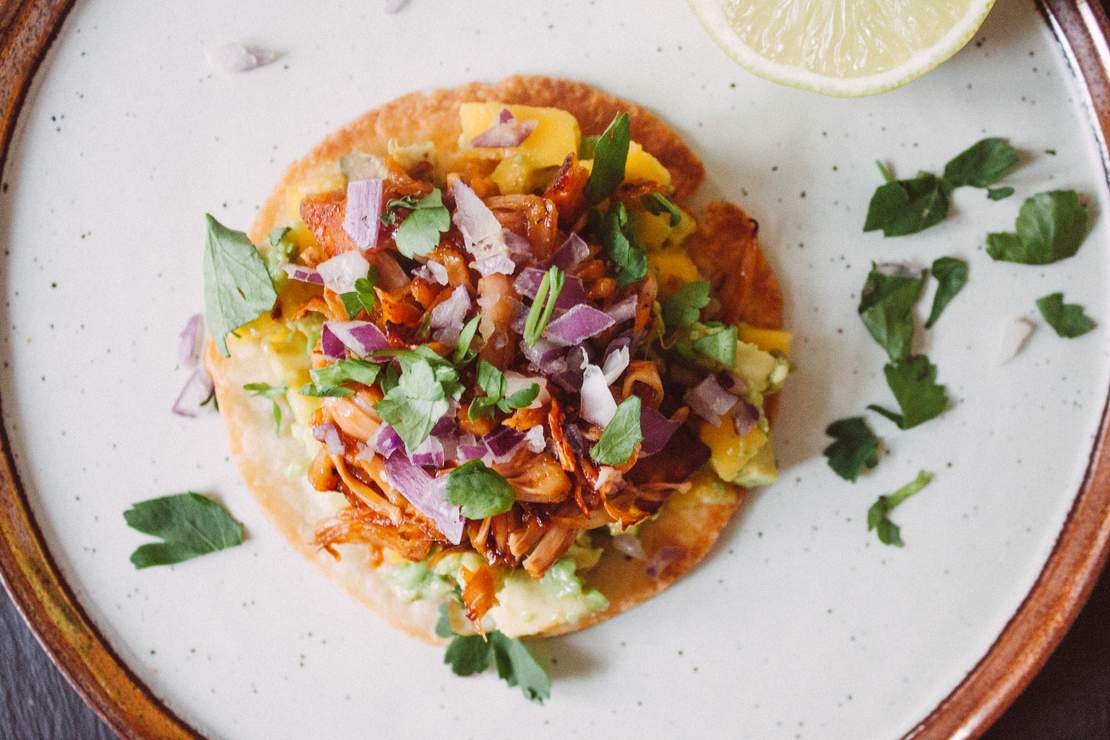 R159 Tostadas mit süß-saurer Jackfruit