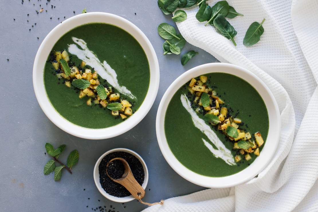 R257 Spinach soup with mint and potato topping