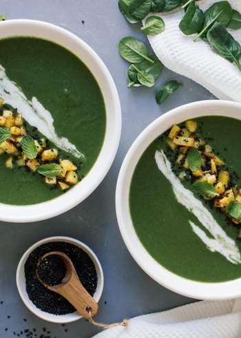 Spinach soup with mint and crunchy potato topping
