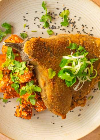 Auberginen-Schnitzel mit Gochujang Kartoffelsalat