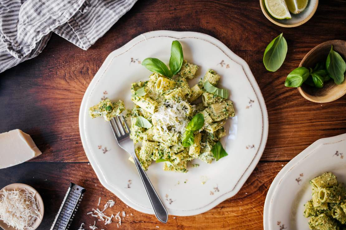 R242 Pasta in green basil-cashew-pesto