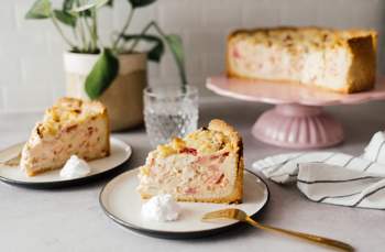 Vegan Rhubarb Crumble Cheesecake