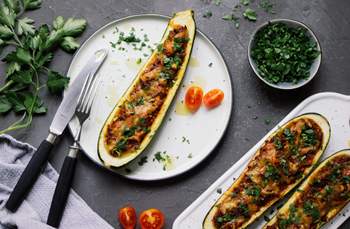 Vegan „minced meat“ stuffed zucchini boats