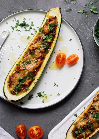 Vegan „minced meat“ stuffed zucchini boats