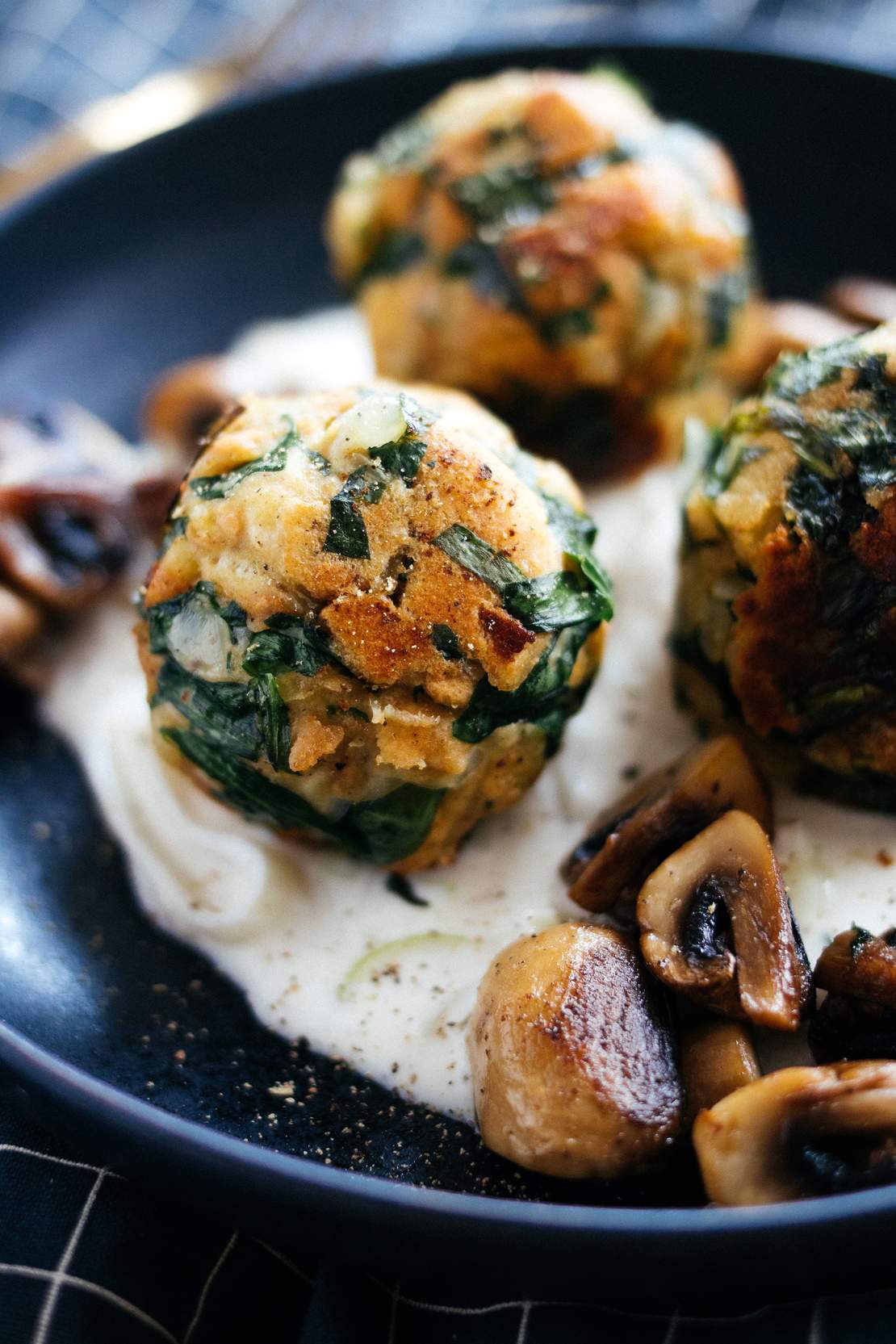R500 Vegane Bärlauchknödel mit Lauch-Sahne-Sauce