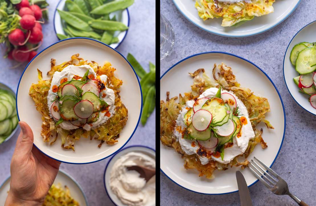 R972 Spitzkohl-Rösti mit Sour Cream und Radieschen-Gurken-Zuckerschoten-Salat