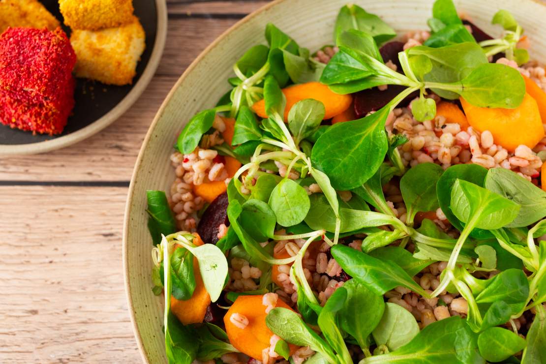 R847 Panierter, knuspriger Tofu mit Gerstensalat